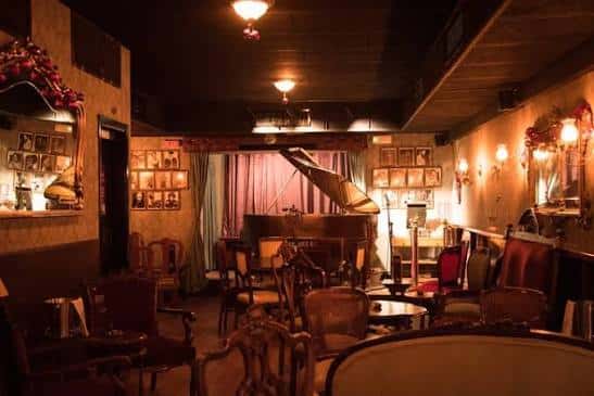 Sala principal con piano de cola y ambiente acogedor para eventos