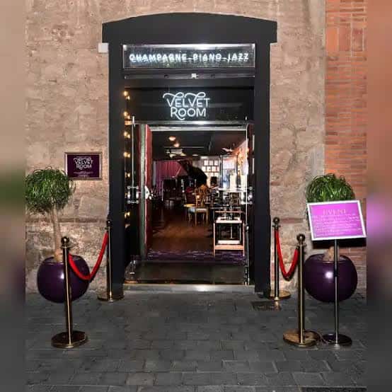 Entrada principal del Velvet Room BCN con letrero iluminado y decoración elegante
