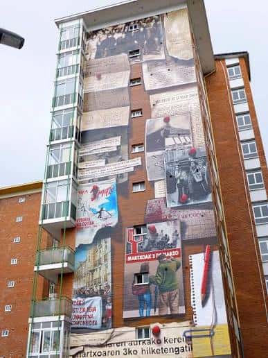 Fachada de edificio en la Plaza de Zaramaga con mural de arte urbano