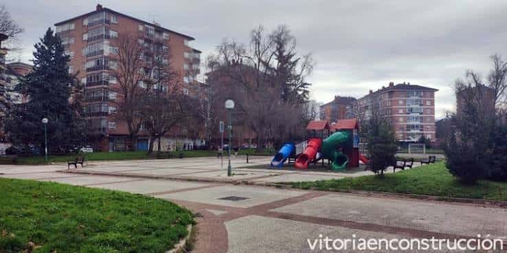 Área de juegos infantiles en la Plaza de Zaramaga con edificios residenciales al fondo