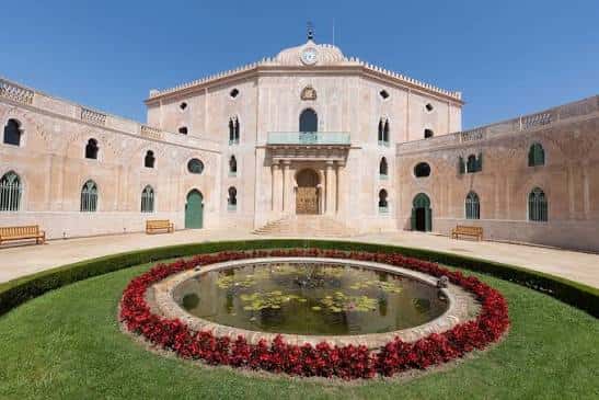 Vista frontal del Palau del Marquès d'Alfarràs con su fachada neoclásica y jardín central