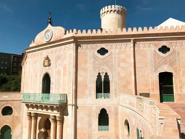 Detalle arquitectónico de la torre y balcones del palacio con estilo mudéjar