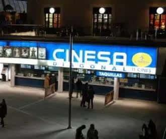 Fachada nocturna del cine Cinesa Diagonal con cartelera iluminada