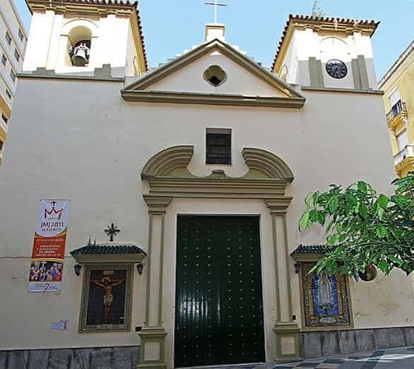 Fachada frontal de la iglesia con sus dos torres y puerta principal