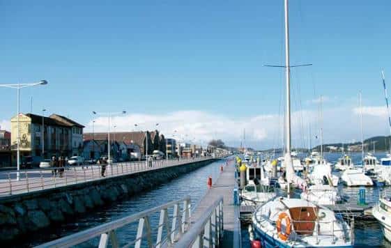 Vista panorámica del Puerto Deportivo de Avilés con embarcaciones amarradas y paseo marítimo