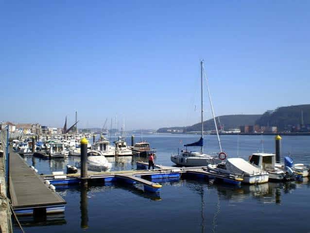 Puerto deportivo de Avilés con embarcaciones y muelles flotantes en un día soleado