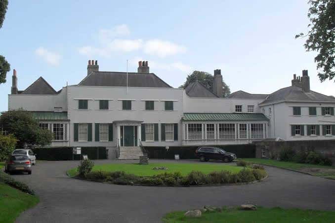 Vista exterior del Preston Manor con su fachada blanca y jardines