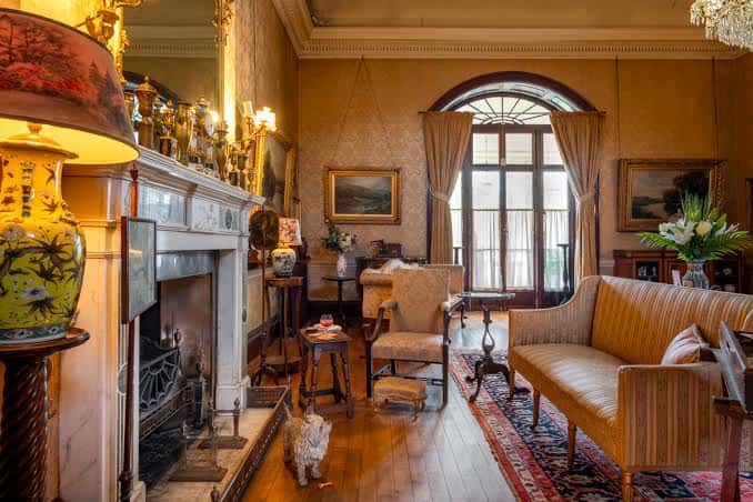 Interior elegante del Preston Manor con decoración clásica y chimenea