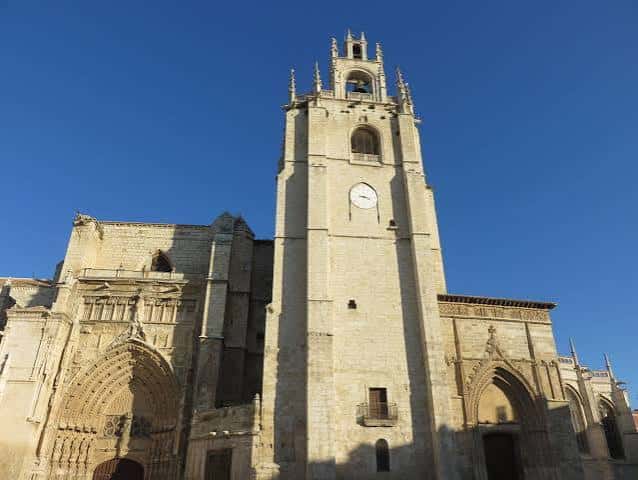 Detalle del campanario y fachada principal de la Catedral de Palencia bajo cielo azul