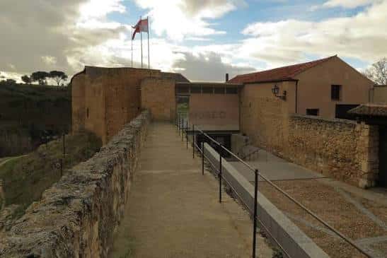 Pasillo exterior del museo con rampa de acceso y murallas