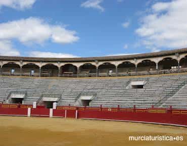 Vista del interior de la plaza de toros con las gradas y el ruedo