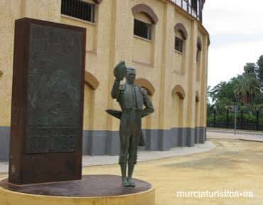 Estatua de un torero frente a la fachada de la plaza de toros