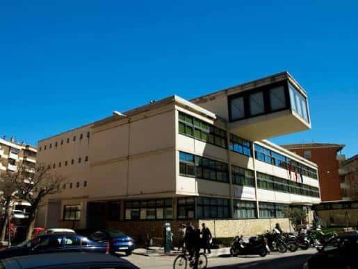 Fachada moderna de la biblioteca con personas transitando frente al edificio