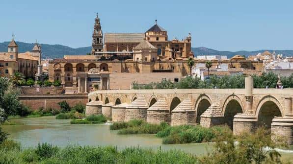 Vista panorámica de Córdoba con el Puente Romano y la Mezquita-Catedral al fondo