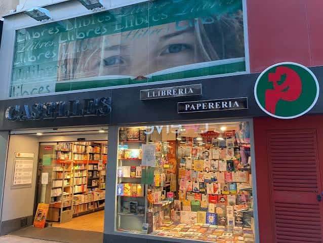Fachada exterior de la librería Caselles en Lleida con escaparate iluminado