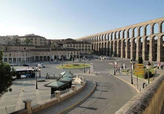 Vista panorámica de la Plaza de la Artillería con el Acueducto Romano de Segovia al fondo