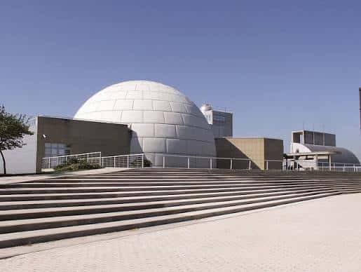 Vista exterior del Planetario de Madrid con su característica cúpula plateada y escalinatas