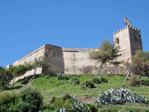 Vista exterior del Castillo Sohail con bandera española ondeando