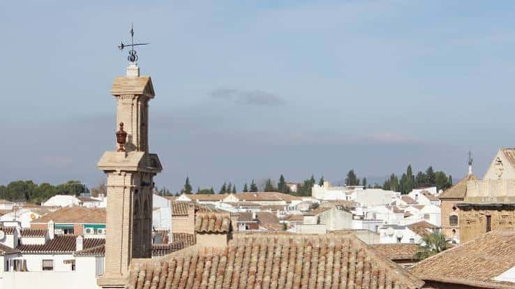 Vista panorámica de la torre del convento sobre los tejados de Antequera