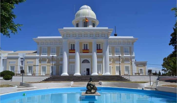 Vista frontal del Real Observatorio de la Armada con fachada neoclásica y fuente en primer plano
