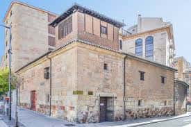 Fachada histórica de la Filmoteca de Castilla y León en Salamanca, con arquitectura tradicional de piedra y madera