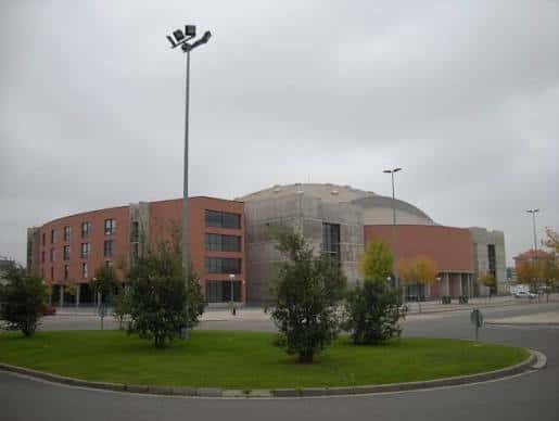 Vista exterior del Palacio de los Deportes de La Rioja con su característica cúpula y fachada de ladrillo