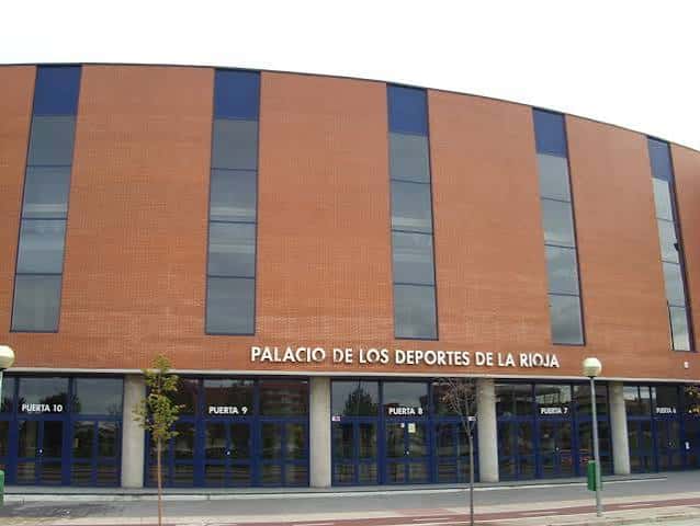 Detalle de la fachada principal con el nombre del recinto y las entradas numeradas