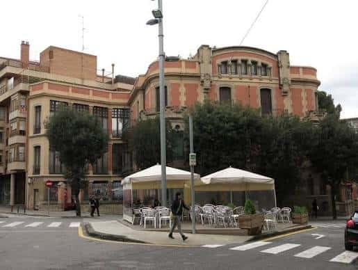 Vista de la Plaça de la Independència con la Casa Torra al fondo y mesas de terraza