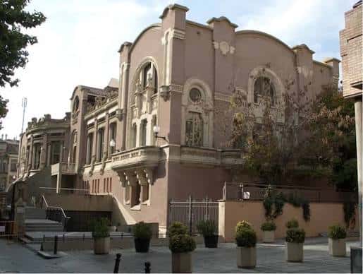 Fachada de la Casa Torra en la Plaça de la Independència con detalles arquitectónicos