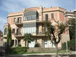 Edificio de la Casa Torra con balcones y elementos decorativos en la plaza