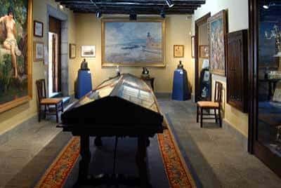 Sala de exposiciones de la Casa Museo León y Castillo con obras de arte