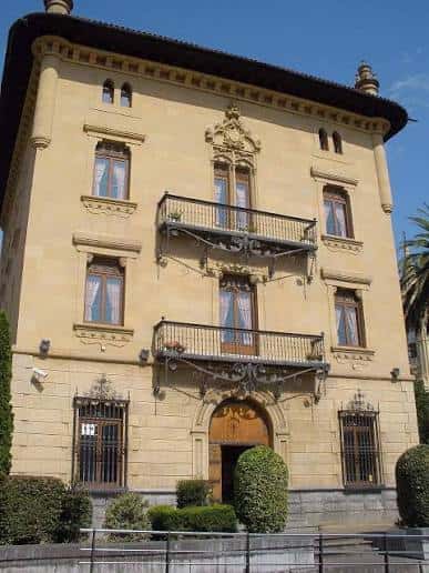 Fachada principal del Hogar del Jubilado en Vitoria, edificio histórico con balcones ornamentados y entrada arqueada