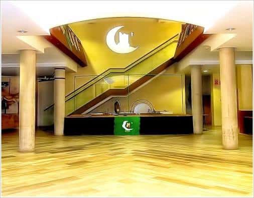 Interior de la sede con escalera y logotipo de la comparsa