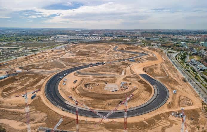 Vista aérea del circuito en construcción con grúas y asfalto recién colocado