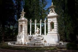 Fuente monumental en el Parque de Aranjuez, con columnas y esculturas decorativas