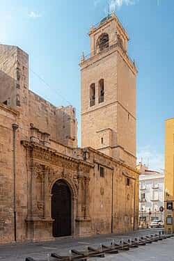 Fachada principal de la Catedral del Salvador y Santa María con arco de entrada y torre lateral en perspectiva urbana
