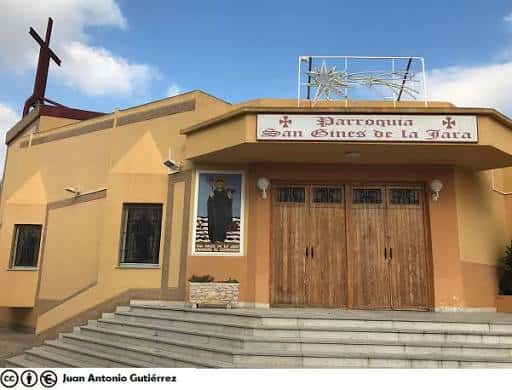 Fachada principal de la Parroquia San Ginés de la Jara con su distintiva cruz y letrero
