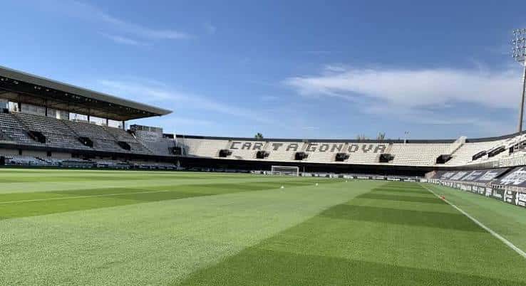 Campo de juego del Estadio Cartagonova con el nombre del estadio visible en la grada trasera