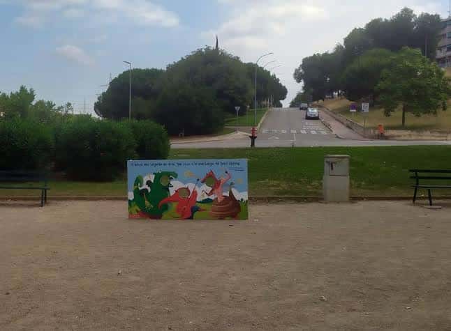 Photocall decorado con ilustraciones coloridas en la Plaça de Joan Santamaria, ideal para eventos y redes sociales