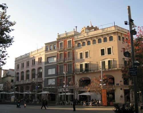 Fachada de la Plaça Vella con arquitectura tradicional y ambiente urbano