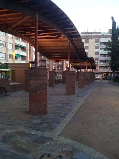 Vista de la plaza con su característica pérgola de madera y ladrillo