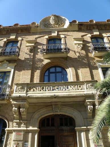 Fachada del edificio de la Estación-Coolxica en la plaza