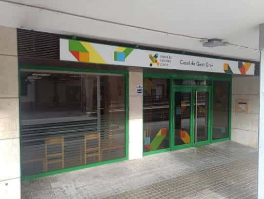 Fachada principal del Casal de Gent Gran con letrero y entrada de cristal