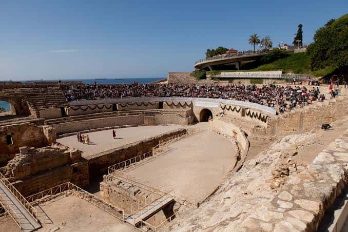 Vista panorámica del Teatro Romano de Tarragona con público asistiendo a un evento al aire libre