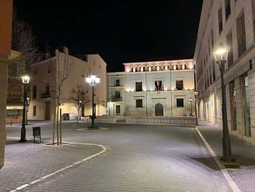 Vista nocturna de la Plaça del Carbó con el Ayuntamiento iluminado
