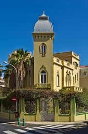Fachada principal de la Real Academia Canaria de Bellas Artes con torre y cúpula