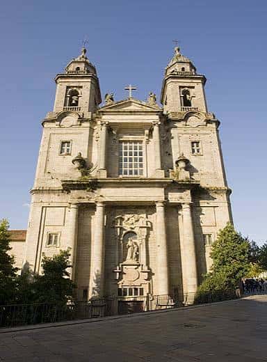 Vista frontal del convento con fachada barroca y cielo despejado