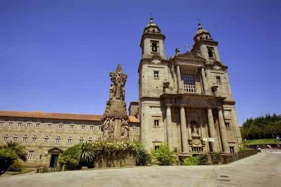 Vista panorámica del conjunto del convento con plaza y escultura monumental