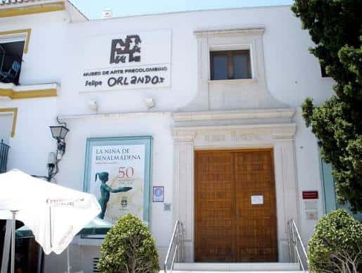 Fachada principal del Museo de Arte Precolombino Felipe Orlando con cartel de exposición