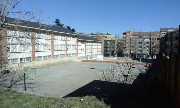 Vista general del patio del Instituto Andrés Laguna con fachada principal